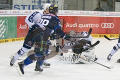 DEL - Eishockey - ERC Ingolstadt - Hamburg Freezers - Saison 2015/2016 - Alexander Barta (#92 ERC Ingolstadt) mit dem 3:1 Führungstreffer - Cal Heeter Torwart(#34 Hamburg) - Thomas Greilinger (#39 ERC Ingolstadt)  - Foto: Meyer Jürgen