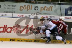 DEL - Eishockey - ERC Ingolstadt -Hamburg Freezers - Saison 2015/2016 - Brian Lebler (#7 ERC Ingolstadt) checkt Christoph Schubert (#13 Hamburg)  an der Bande -  Foto: Meyer Jürgen