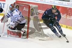 DEL - Eishockey - ERC Ingolstadt - Iserlohn Roosters - Saison 2015/2016 - Brian Lebler (#7 ERC Ingolstadt) - Pickard Chet Torwart (#34 Iserlohn) - Foto: Meyer Jürgen