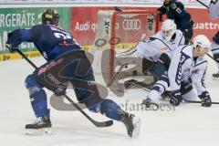 DEL - Eishockey - ERC Ingolstadt - Hamburg Freezers - Saison 2015/2016 - Thomas Greilinger (#39 ERC Ingolstadt) mit einem Schuss auf das Tor - Cal Heeter Torwart(#34 Hamburg) - Sam Klassen (#3 Hamburg) - Foto: Meyer Jürgen