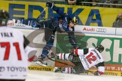 DEL - Eishockey - ERC Ingolstadt - Kölner Haie - Saison 2015/2016 - Brian Lebler (#7 ERC Ingolstadt) wird an der Bande gequeckt - Mirco Lüdemann (#12 Köln) - Foto: Meyer Jürgen