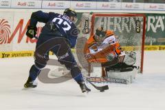 DEL - Eishockey - ERC Ingolstadt - Grizzlys Wolfsburg - Saison 2015/2016 - Vogel Sebastian Torwart (#25 Wolfsburg) - Alexander Barta (#92 ERC Ingolstadt) - Foto: Meyer Jürgen