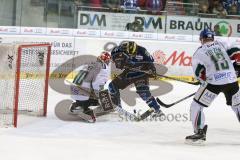 DEL - Eishockey - ERC Ingolstadt - Augsburger Panther - Saison 2015/2016 - Alexander Barta (#92 ERC Ingolstadt) - Ben Meisner Torwart (#30 Augsburg)  - Foto: Meyer Jürgen