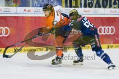 DEL - Eishockey - ERC Ingolstadt - Grizzlys Wolfsburg - Saison 2015/2016 - Alexander Barta (#92 ERC Ingolstadt) - Wurm Armin (#12 Wolfsburg) - Foto: Meyer Jürgen