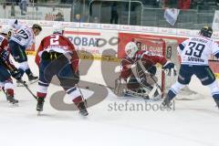 DEL - Eishockey - ERC Ingolstadt -Hamburg Freezers - Saison 2015/2016 - Alexander Barta (#92 ERC Ingolstadt) schiesst den 2:1 Führungstreffer - Thomas Greilinger (#39 ERC Ingolstadt) - Cal Heeter Torwart(#34 Hamburg)  - Brett Festerling (#2 Hamburg)  - Fo