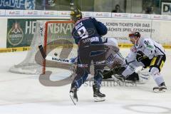 DEL - Eishockey - ERC Ingolstadt - Schwenninger Wild Wings - Saison 2015/2016 - Brandon Buck (#9 ERC Ingolstadt) mit dem 1:0 Führungstreffer - Joey MacDonald Torwart (#35 Schwenningen) -  Foto: Jürgen Meyer