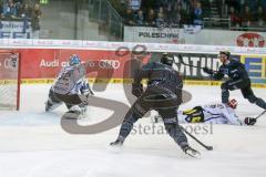 DEL - Eishockey - ERC Ingolstadt - Schwenninger Wild Wings - Saison 2015/2016 - Thomas Greilinger (#39 ERC Ingolstadt) mit einem Pfostentreffer - Dimitri Pätzold Torwart (#32 Schwenningen) - Danny Irmen (#19 ERC Ingolstadt) - Foto: Meyer Jürgen