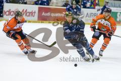 DEL - Eishockey - ERC Ingolstadt - Grizzlys Wolfsburg - Saison 2015/2016 - Thomas Greilinger (#39 ERC Ingolstadt) - Haskins Tyler (#10 Wolfsburg) - Foto: Meyer Jürgen