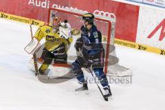 DEL - Eishockey - ERC Ingolstadt - Krefeld Pinguine - Saison 2015/2016 - Brandon Buck (#9 ERC Ingolstadt) - Patrick Galbraith Torwart (#31 Krefeld)  -  Foto: Meyer Jürgen