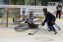 DEL - Eishockey - ERC Ingolstadt - Schwenninger Wild Wings - Saison 2015/2016 - Brandon Buck (#9 ERC Ingolstadt) mit dem 1:0 Führungstreffer - Joey MacDonald Torwart (#35 Schwenningen) -  Foto: Jürgen Meyer