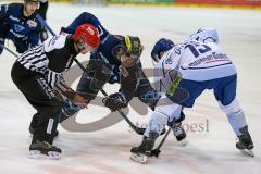 DEL - Eishockey - ERC Ingolstadt - Straubing Tigers - Saison 2015/2016 - Petr Taticek (#17 ERC Ingolstadt) - Zalewski Steven (#15 Straubing  - Foto: Jürgen Meyer