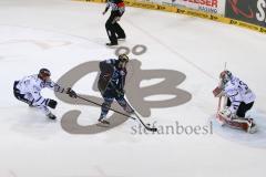 DEL - Eishockey - ERC Ingolstadt - Iserlohn Roosters - Saison 2015/2016 - Brandon McMillan (ERC Ingolstadt) - Pickard Chet Torwart (#34 Iserlohn) - Foto: Meyer Jürgen