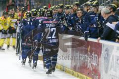 DEL - Eishockey - ERC Ingolstadt - Krefeld Pinguine - Saison 2015/2016 - Abklatschen an der Bande nach dem 2:0 Führungstreffer von Jared Ross (#42 ERC Ingolstadt) - Salcido Brian (#22 ERC Ingolstadt) - Tomas Kubalik (#81 ERC Ingolstadt) -Brian Lebler (#7 