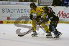 DEL - Eishockey - ERC Ingolstadt - Krefeld Pinguine - Saison 2015/2016 - Jared Ross (#42 ERC Ingolstadt) - Mebus Oliver (#22 Krefeld) - Foto: Jürgen Meyer