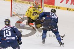 DEL - Eishockey - ERC Ingolstadt - Krefeld Pinguine - Saison 2015/2016 - Patrick Galbraith Torwart (#31 Krefeld)  - Thomas Greilinger (#39 ERC Ingolstadt) - Foto: Meyer Jürgen