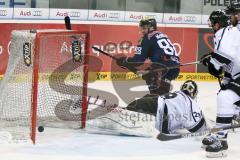 DEL - Eishockey - ERC Ingolstadt - Thomas Sabo Ice Tigers - Saison 2015/2016 - Brandon McMillan (ERC Ingolstadt) - schießt den 3:0 Führungstreffer - Andreas Jenike Torwart (29 Ice Tigers) - Foto: Meyer Jürgen