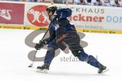 DEL - Eishockey - ERC Ingolstadt - Eisbären Berlin - Saison 2015/2016 - Thomas Greilinger (#39 ERC Ingolstadt) mit einem Schlagschuss - Foto: Meyer Jürgen