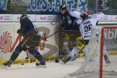 DEL - Eishockey - ERC Ingolstadt - Schwenninger Wild Wings - Saison 2015/2016 - Danny Irmen (#19 ERC Ingolstadt) - Patrick Pohl (#26 Schwenningen) - Brandon McMillan (ERC Ingolstadt) - Foto: Jürgen Meyer