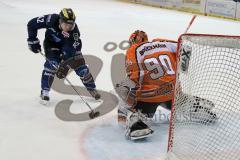 DEL - Eishockey - ERC Ingolstadt - Grizzlys Wolfsburg - Saison 2015/2016 - Jared Ross (#42 ERC Ingolstadt) vergibt Penalty - Brückmann Felix (#90 Wolfsburg) Torwart Wolfsburg - Foto: Jürgen Meyer