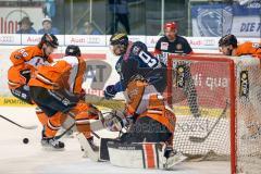 DEL - Eishockey - ERC Ingolstadt - Grizzlys Wolfsburg - hinten Brandon Buck (ERC 9) sucht die Lücke am Tor von Vogl Sebastian