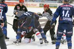 DEL - Eishockey - ERC Ingolstadt - Kölner Haie - Saison 2015/2016 - Benedikt Schopper (#11 ERC Ingolstadt) - Per Aslund (#22 Köln) bei einer Rangelei - Foto: Meyer Jürgen