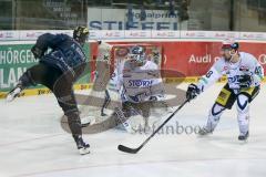 DEL - Eishockey - ERC Ingolstadt - Schwenninger Wild Wings - Saison 2015/2016 - Björn Barta (#33 ERC Ingolstadt) - Dimitri Pätzold Torwart (#32 Schwenningen) - Hannu Pikkarainen (#48 Schwenningen) - Foto: Meyer Jürgen