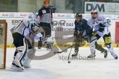 DEL - Eishockey - ERC Ingolstadt - Schwenninger Wild Wings - Saison 2015/2016 - Dimitri Pätzold Torwart (#32 Schwenningen) - Brandon Buck (#9 ERC Ingolstadt) - Matt Pelech (#23 Schwenningen) - Foto: Meyer Jürgen