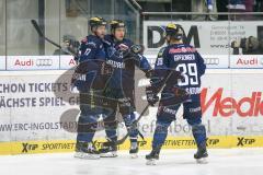 DEL - Eishockey - ERC Ingolstadt - Iserlohn Roosters - Brandon Buck (ERC 9) zieht ab zum 1:0 Tor Jubel mit Petr Taticek (ERC 17) und Thomas Greilinger (ERC 39)