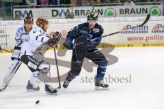 DEL - Eishockey - ERC Ingolstadt - Iserlohn Roosters - Kampf um den Puck rechts Petr Taticek (ERC 17)