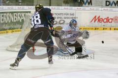 DEL - Eishockey - ERC Ingolstadt - Schwenninger Wild Wings - Saison 2015/2016 - Brandon McMillan (ERC Ingolstadt) - Joey MacDonald Torwart (#35 Schwenningen) - Foto: Jürgen Meyer