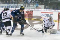 DEL - Eishockey - ERC Ingolstadt - Thomas Sabo Ice Tigers - Saison 2015/2016 - Petr Taticek (#17 ERC Ingolstadt) - Andreas Jenike Torwart (29 Ice Tigers) - Foto: Meyer Jürgen