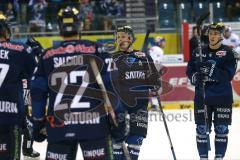 DEL - Eishockey - ERC Ingolstadt - EHC München Red Bull - Petr Taticek (ERC 17) trifft zum Ausgleich 1:1 Tor Jubel, Alexander Barta (ERC 92) freut sich