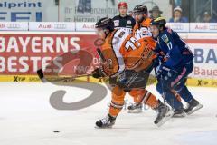 DEL - Eishockey - ERC Ingolstadt - Grizzlys Wolfsburg - Armin Wurm links und hinten rechts Petr Taticek (ERC 17)