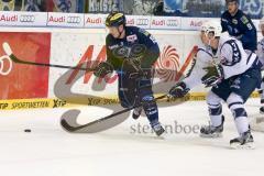 DEL - Eishockey - ERC Ingolstadt - Hamburg Freezers - Saison 2015/2016 - Danny Irmen (#19 ERC Ingolstadt) - Sam Klassen (#3 Hamburg) - Foto: Meyer Jürgen