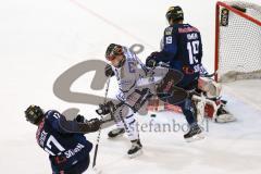 DEL - Eishockey - ERC Ingolstadt - Iserlohn Roosters - Saison 2015/2016 - Petr Taticek (#17 ERC Ingolstadt) - Danny Irmen (#19 ERC Ingolstadt) - Foto: Meyer Jürgen