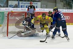 DEL - Eishockey - ERC Ingolstadt - Krefeld Pinguine - Saison 2015/2016 - Timo Pielmeier (#51 ERC Ingolstadt) - Dustin Friesen (#14 ERC Ingolstadt) - Patrick McNeill (#2 ERC Ingolstadt) - Sonnenburg Kyle (#34 Krefeld) - Foto: Jürgen Meyer