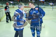 DEL - Eishockey - ERC Ingolstadt - Augsburger Panther - Saison 2015/2016 - Hans Fischer bei der Auszeichnung vom Panther des Monats - Patrick McNeill (#2 ERC Ingolstadt) - Foto: Meyer Jürgen