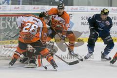 DEL - Eishockey - ERC Ingolstadt - Grizzlys Wolfsburg - Saison 2015/2016 - Bina Robert (#28 Wolfsburg) - Brandon McMillan (ERC Ingolstadt) - Vogel Sebastian Torwart (#25 Wolfsburg) - Wurm Armin (#12 Wolfsburg) - Foto: Meyer Jürgen