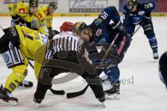 DEL - Eishockey - ERC Ingolstadt - Krefeld Pinguine - Saison 2015/2016 - Alexander Barta (#92 ERC Ingolstadt) beim Bully - Foto: Jürgen Meyer