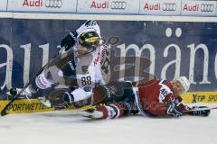 DEL - Eishockey - ERC Ingolstadt -Hamburg Freezers - Saison 2015/2016 - Marcel Müller (#40 Hamburg) checkt Brandon McMillan (ERC Ingolstadt) an der Bande - Foto: Meyer Jürgen