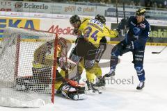 DEL - Eishockey - ERC Ingolstadt - Krefeld Pinguine - Saison 2015/2016 - Alexander Barta (#92 ERC Ingolstadt) - Patrick Galbraith Torwart (#31 Krefeld)  - Kyle Sonnenburg (#34 Krefeld)  - Foto: Meyer Jürgen