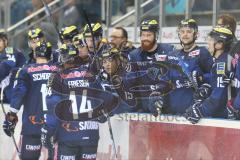 DEL - Eishockey - ERC Ingolstadt - Düsseldorfer EG - Saison 2015/2016 - Abklatschen an der Spielerbank nach dem 2:3 Anschlußtreffer durch Tomas Kubalik (#81 ERC Ingolstadt) - Foto: Jürgen Meyer