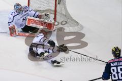 DEL - Eishockey - ERC Ingolstadt - Iserlohn Roosters - Saison 2015/2016 - Brandon McMillan (ERC Ingolstadt) mit dem 4:1 Treffer - Pickard Chet Torwart (#34 Iserlohn) - Foto: Meyer Jürgen