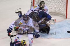 DEL - Eishockey - ERC Ingolstadt - Straubing Tigers - Saison 2015/2016 - John Laliberte (#15 ERC Ingolstadt) - Climie Matthew (#33 Straubing) - Foto: Jürgen Meyer