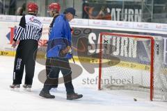 DEL - Eishockey - ERC Ingolstadt - EHC Red Bull München - Saison 2015/2016 - Ordner auf dem Eis beim reparieren des Tores - Akkuschrauber - Akku - Ordner - Foto: Jürgen Meyer