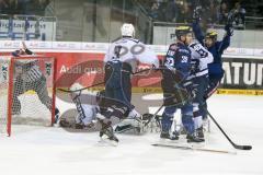 DEL - Eishockey - ERC Ingolstadt - Hamburg Freezers - Saison 2015/2016 - Alexander Barta (#92 ERC Ingolstadt) mit dem 3:1 Führungstreffer - Cal Heeter Torwart(#34 Hamburg) - Thomas Greilinger (#39 ERC Ingolstadt)  - Foto: Meyer Jürgen