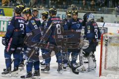 DEL - Eishockey - ERC Ingolstadt - Augsburger Panther - Saison 2015/2016 - Spieler klatschen ab bei Eisenhut Marco (#30 ERC Ingolstadt) - Stephan Kronthaler (#8 ERC Ingolstadt) - Martin Davidek (#12 ERC Ingolstadt) - Foto: Meyer Jürgen