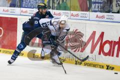 DEL - Eishockey - ERC Ingolstadt - Hamburg Freezers - Saison 2015/2016 - John Laliberte (#15 ERC Ingolstadt) - Julian Jakobsen (#33 Hamburg)  - Foto: Meyer Jürgen