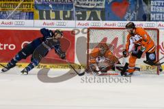 DEL - Eishockey - ERC Ingolstadt - Grizzlys Wolfsburg - Saison 2015/2016 - Brückmann Felix (#90 Wolfsburg) Torwart Wolfsburg - John Laliberte (#15 ERC Ingolstadt) - Foto: Jürgen Meyer