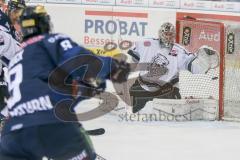 DEL - Eishockey - ERC Ingolstadt - Thomas Sabo Ice Tigers - Saison 2015/2016 - #9# mit einem Schuss auf das Tor - Andreas Jenike Torwart (29 Ice Tigers) -  Foto: Meyer Jürgen